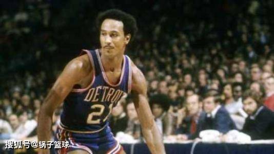 业巡赛重庆站首轮雨中战罢 朱峥域领跑男子组