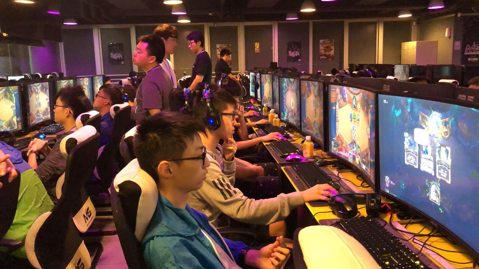 许多球迷扼 许多球迷扼